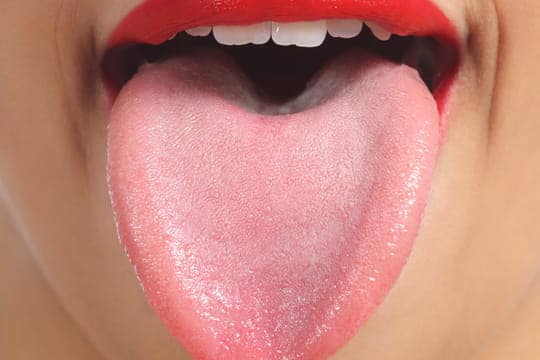 Langue rouge et lisse pouvant indiquer une carence