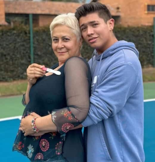 Le couple partageant un moment complice