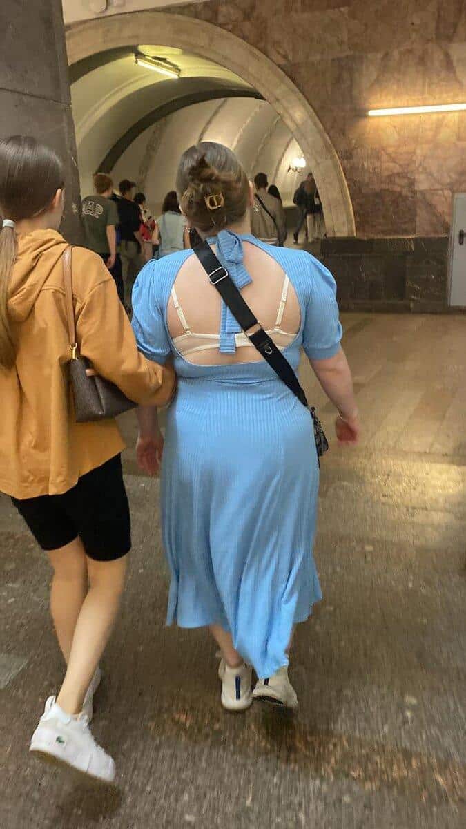 Femme portant une robe dos nu avec soutien-gorge visible