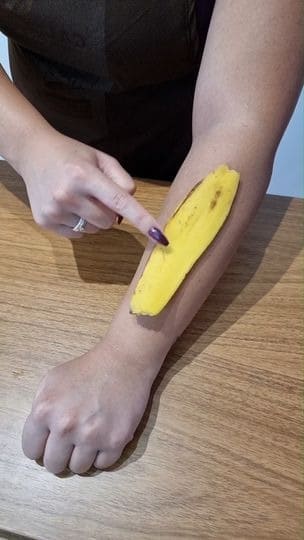 Application de peau de banane sur une piqûre