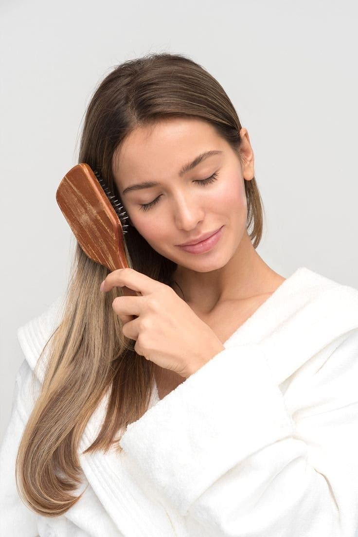 Femme aux cheveux brillants