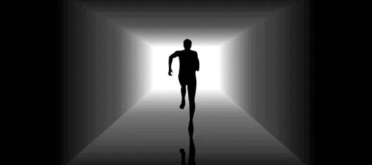 Silhouette ambiguë courant vers ou loin du spectateur