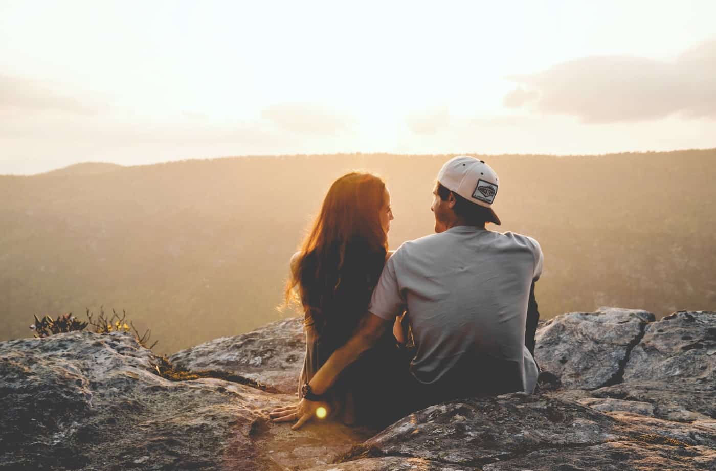 Couple projetant des vacances ensemble