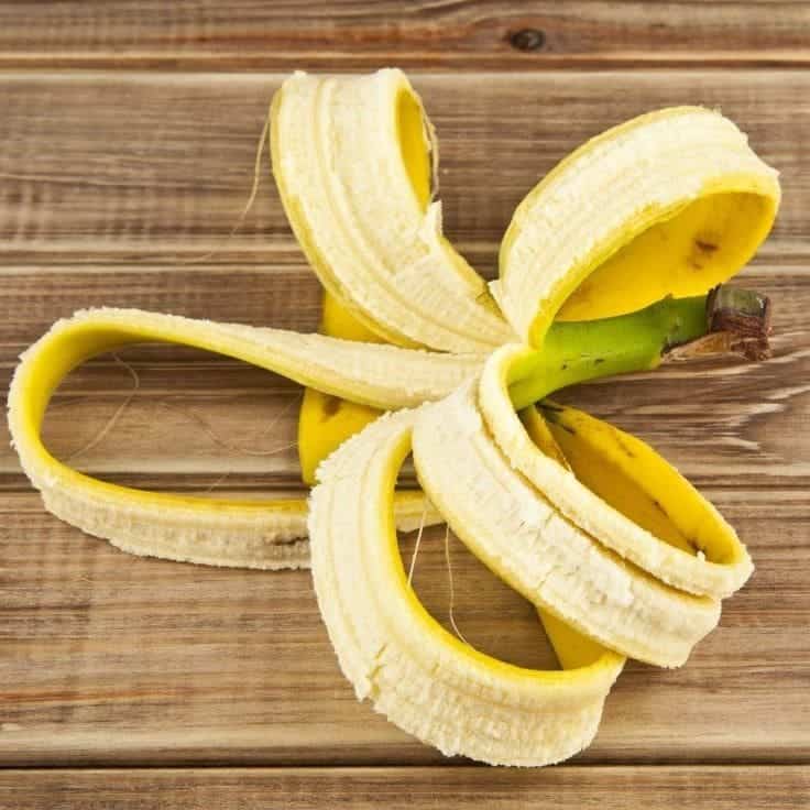 Femme appliquant de la peau de banane sur son visage