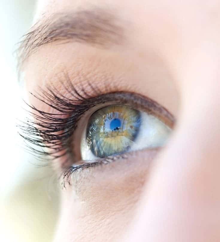 Yeux protégés par des lunettes de soleil