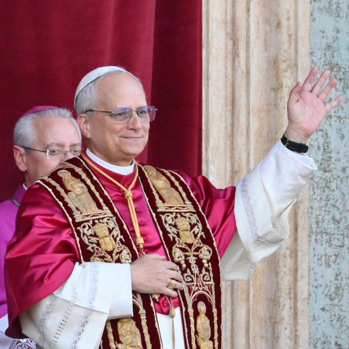 Gros plan sur l'Apple Watch du pape lors d'une audience