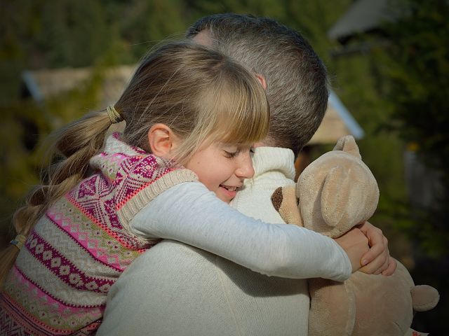 Père et enfants dans le jardin