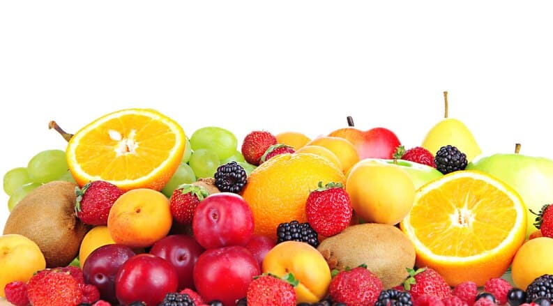 Fruits hydratants sur fond blanc