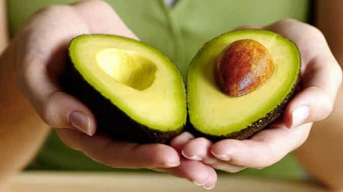 Noyau d'avocat coupé en deux