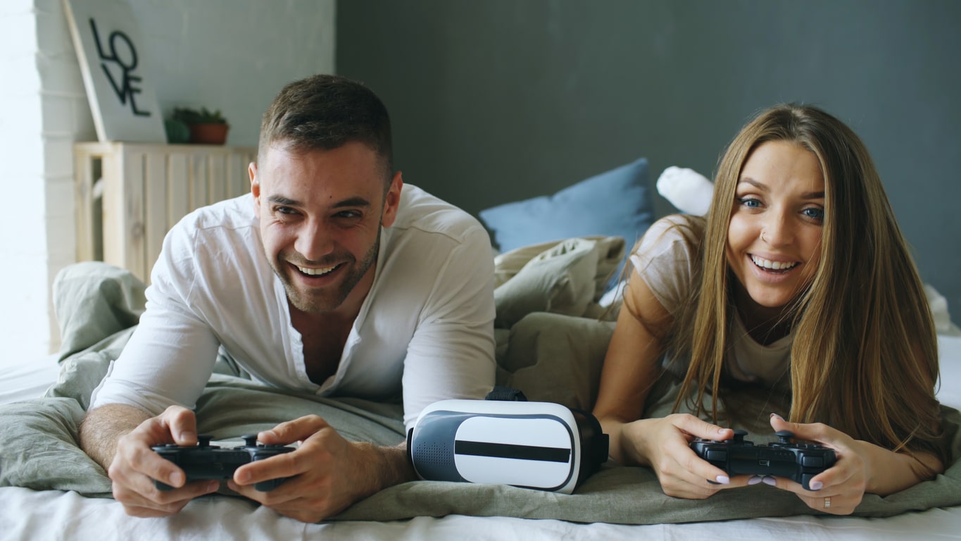 Couple jouant aux jeux vidéo