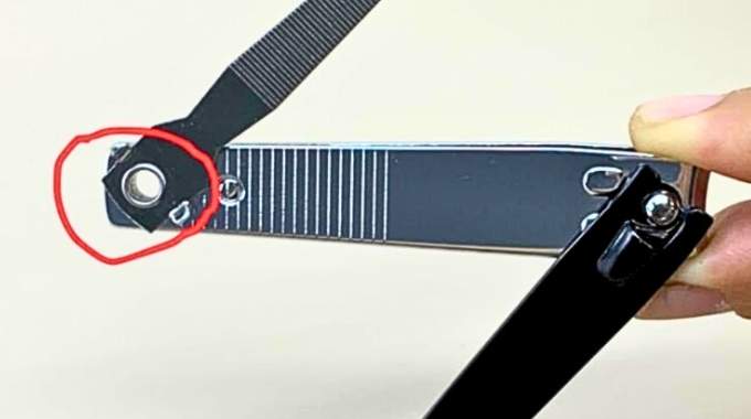 Coupe-ongles avec trou visible