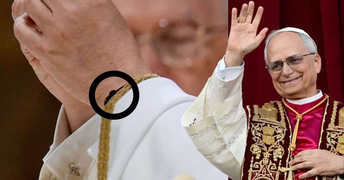 Le pape Léon XIV portant une Apple Watch avec sa soutane blanche