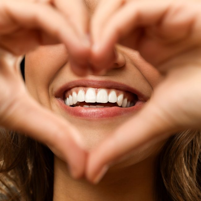 Femme souriante avec des dents blanches