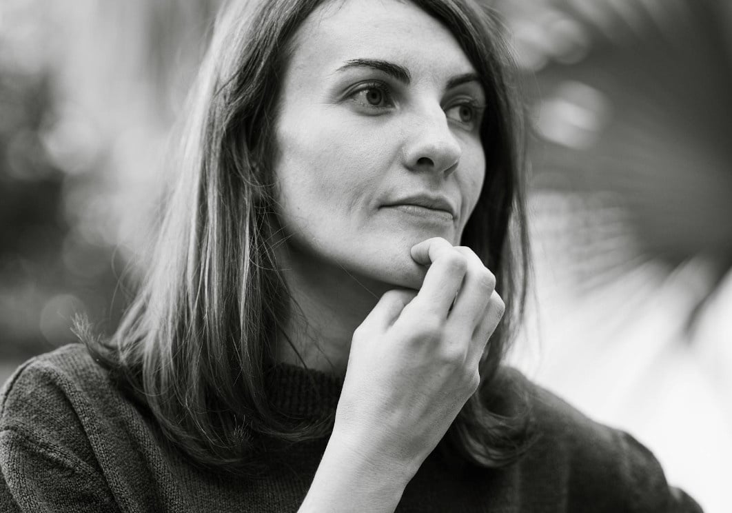 Femme entourée de regards juges