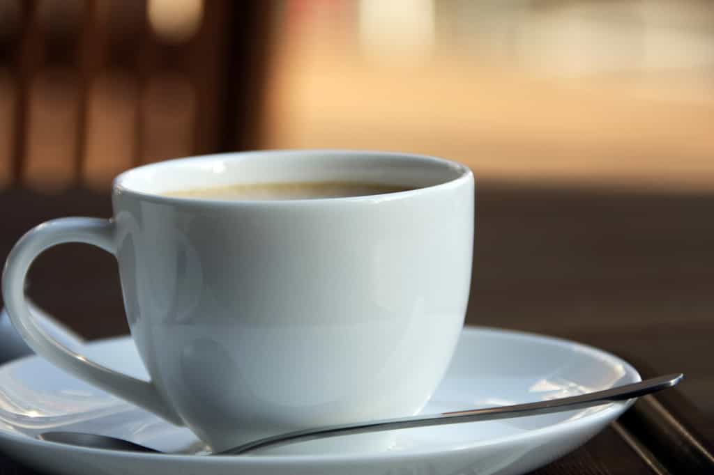Tasse de café noir fumant