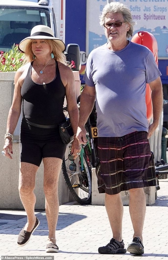 Le couple main dans la main lors d'une promenade