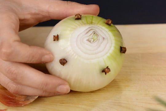 Oignon piqué de clous de girofle