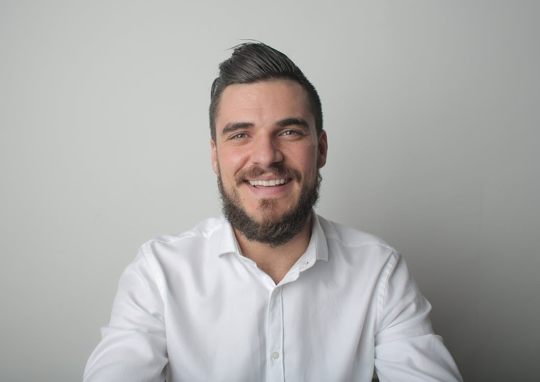 Homme souriant avec authenticité