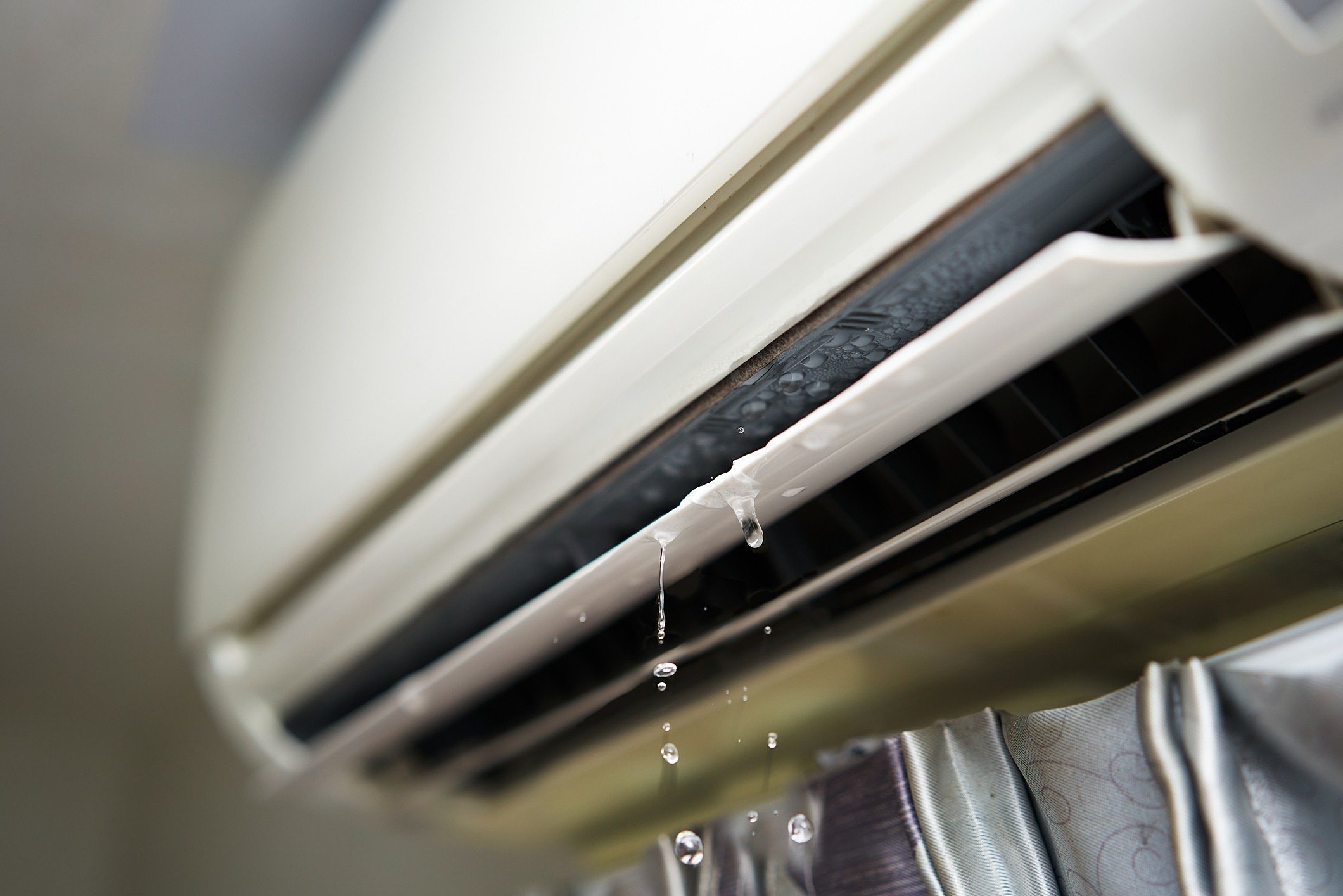 Climatiseur qui fuit avec des gouttes d'eau visibles