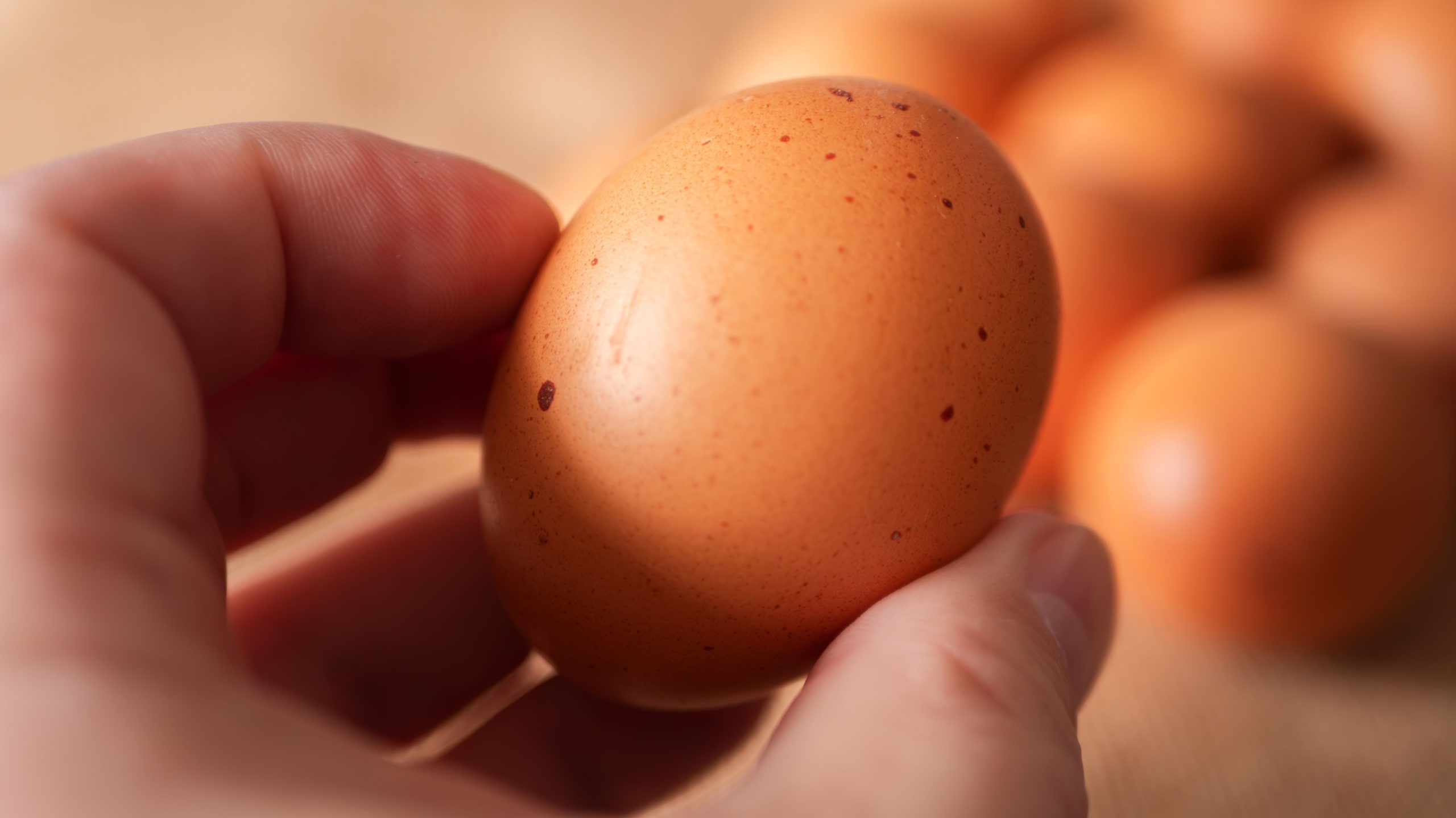 Cuillère retirant délicatement un point rouge d'un œuf