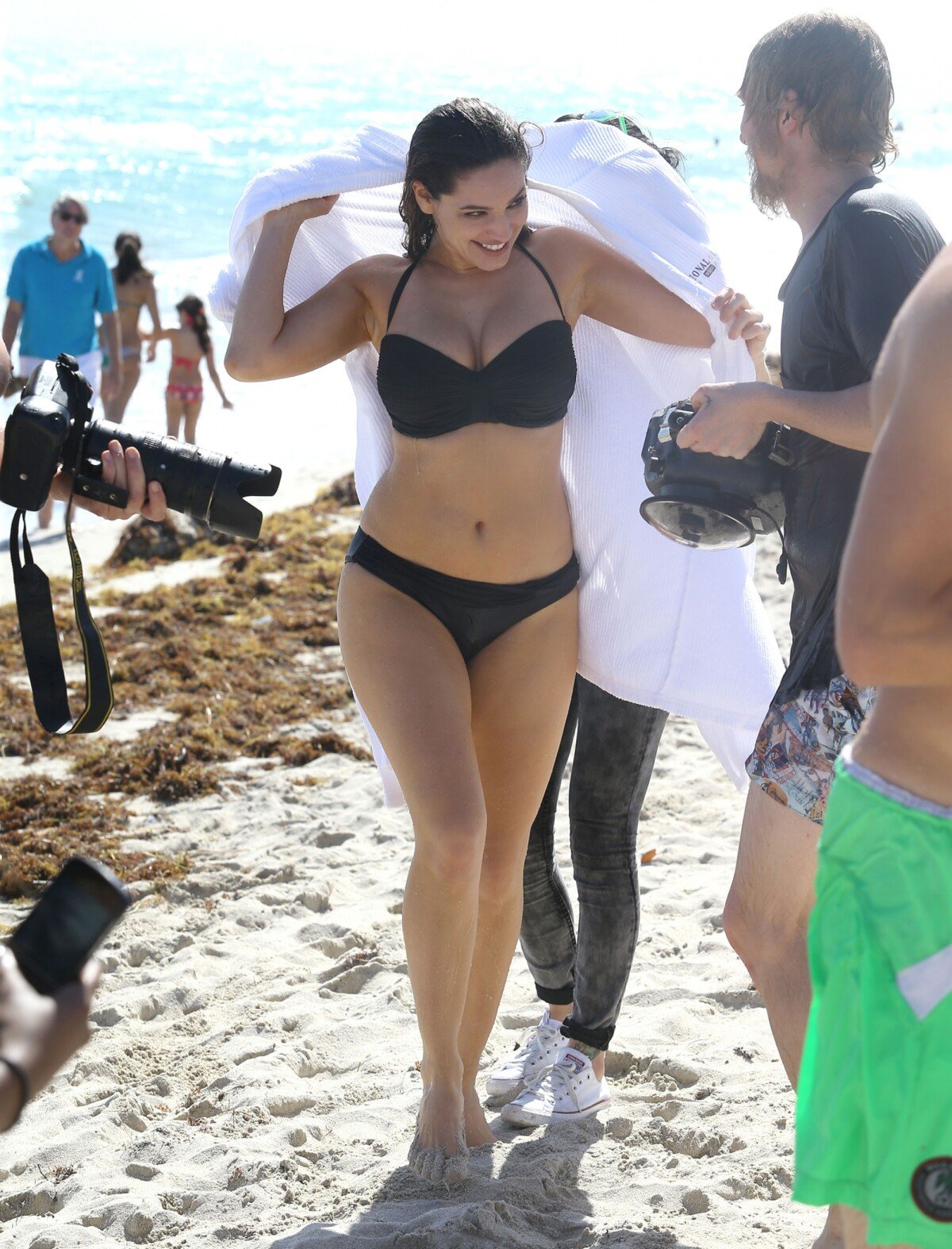 Kelly Brook rayonnante en tenue estivale