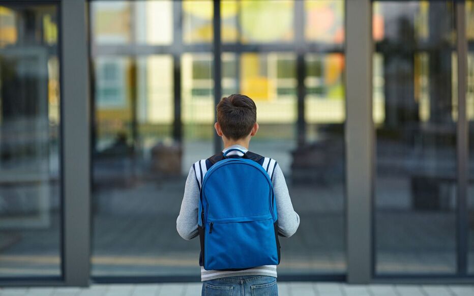 Jeune homme montrant un dessin à une femme