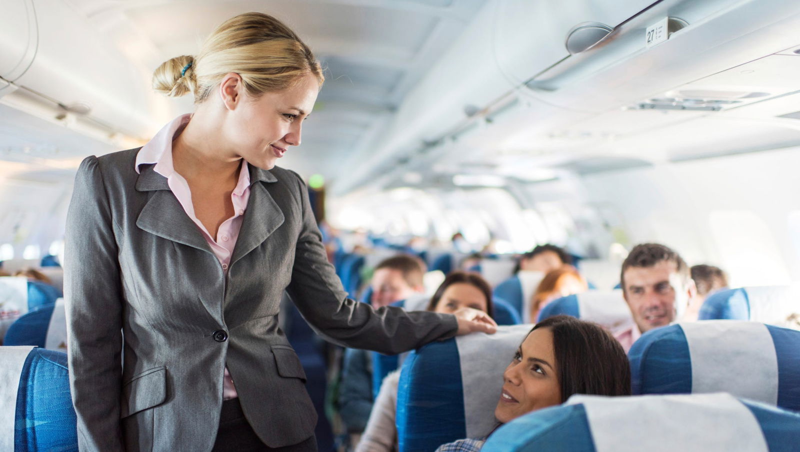 Femme stressée dans un avion avec un bébé