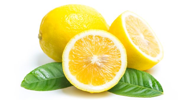 Citron coupé en deux sur une planche en bois