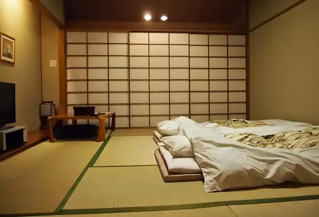 Enfant jouant sur un futon au sol