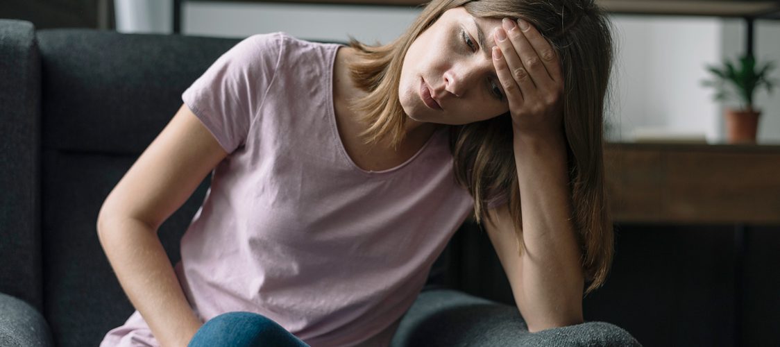 Femme souriante faisant des étirements en extérieur