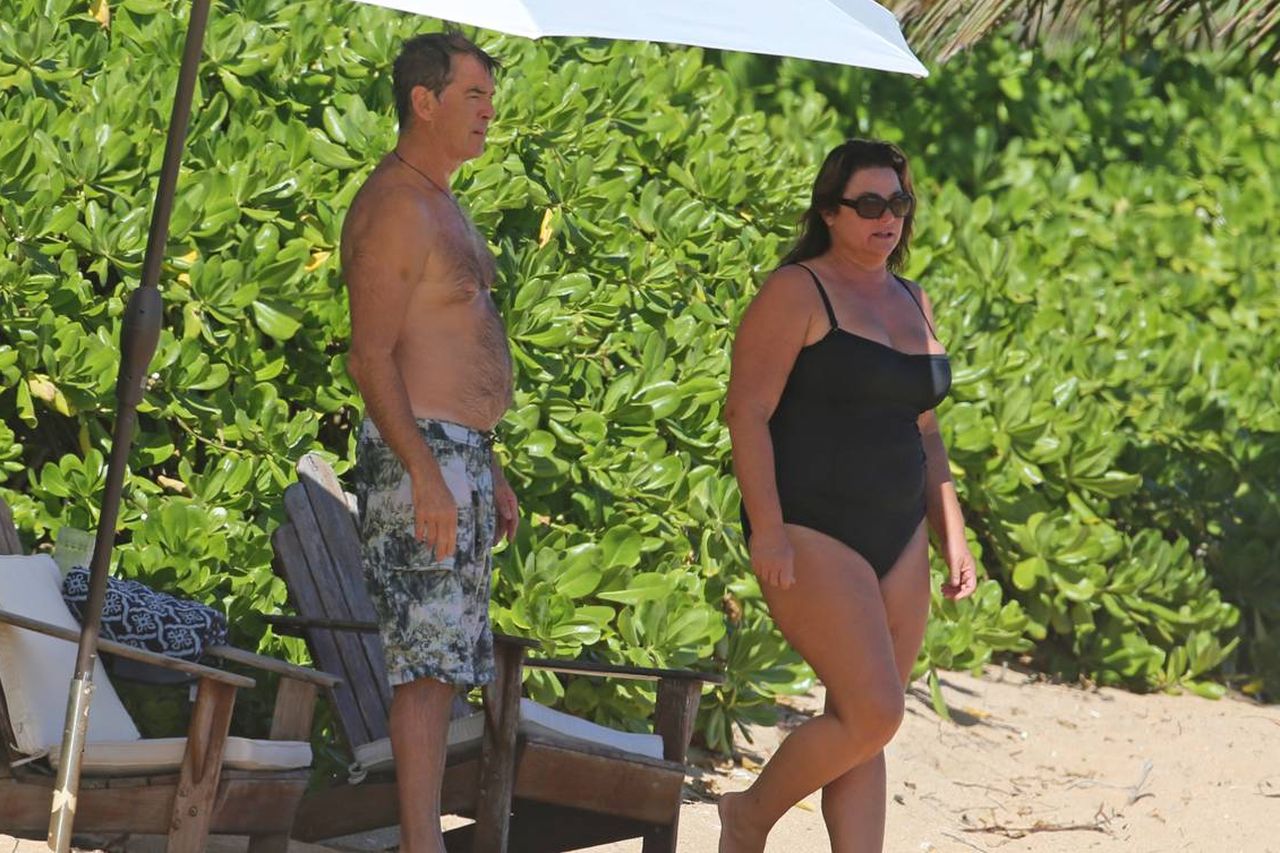 Pierce Brosnan et Keely Shaye Smith main dans la main