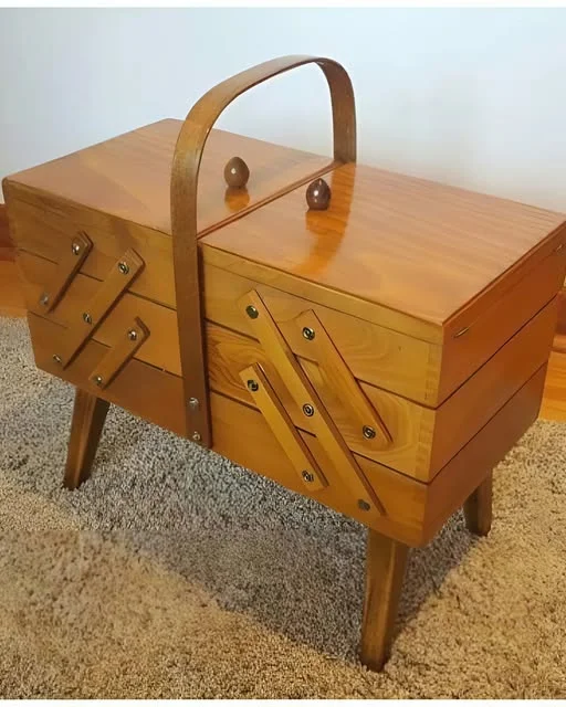 Boîte à couture transformée en élément déco