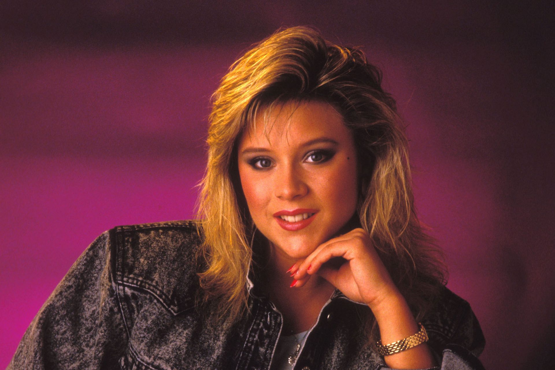 Samantha Fox posant avec son style signature