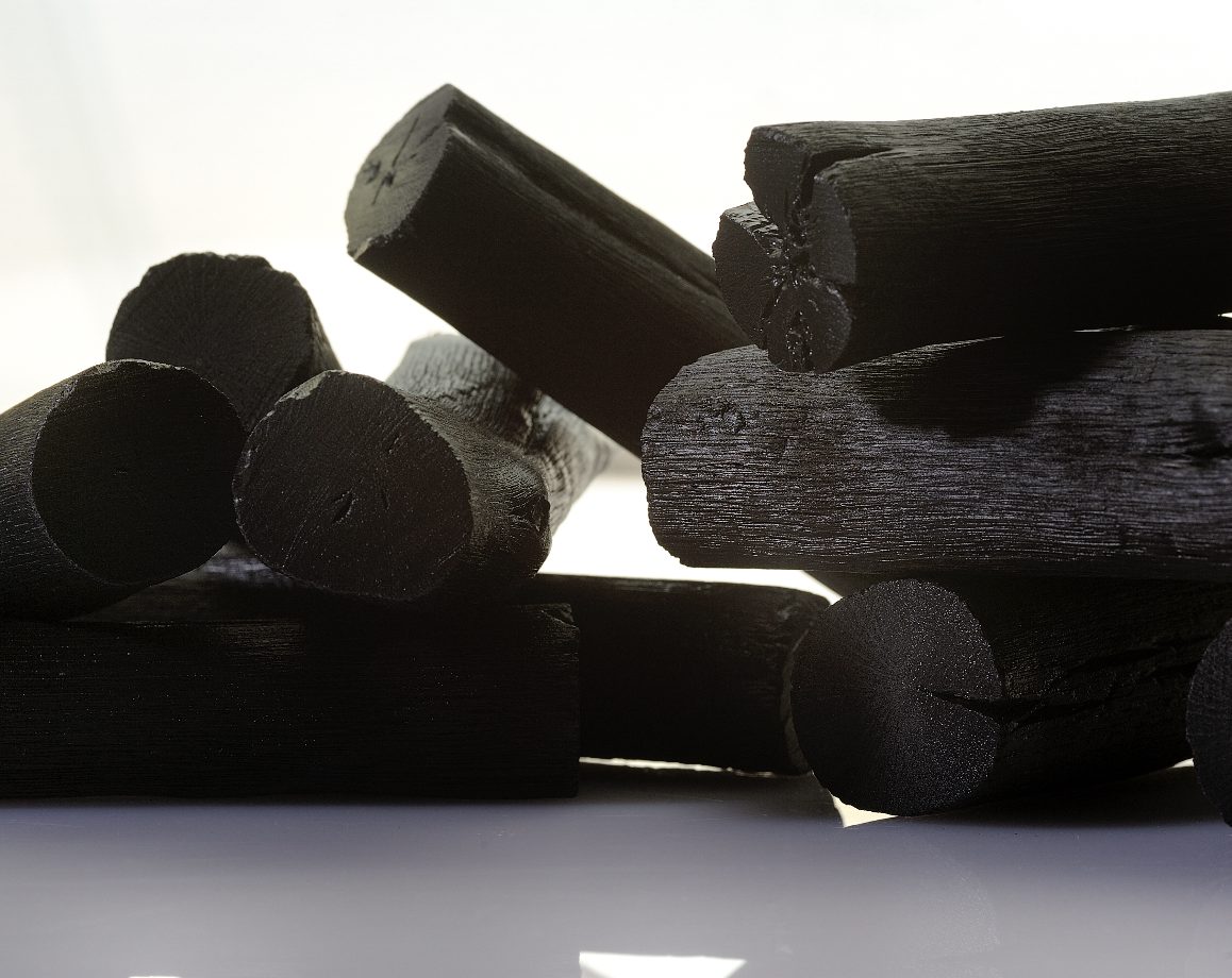 Poudre de charbon actif dans un bol en céramique