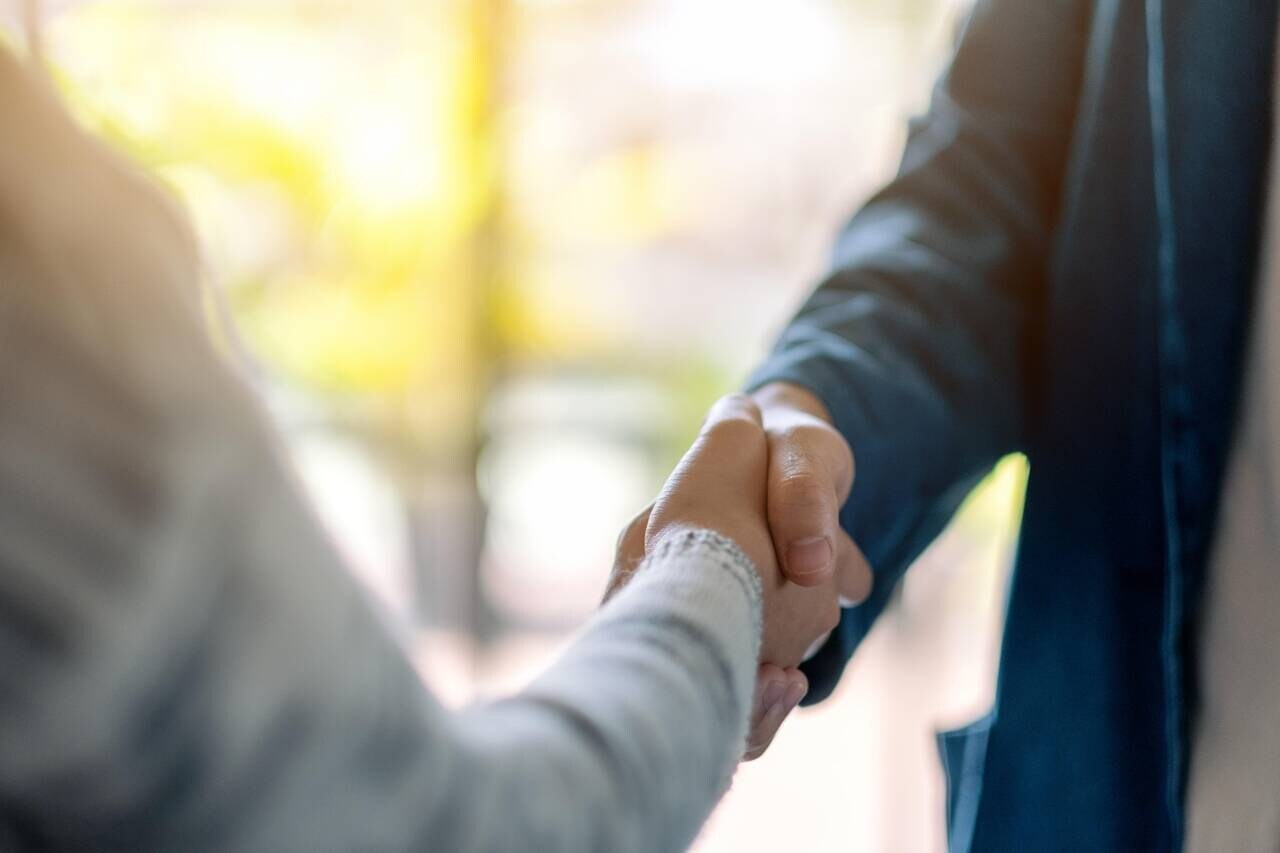 Couple se tenant les mains de manière romantique