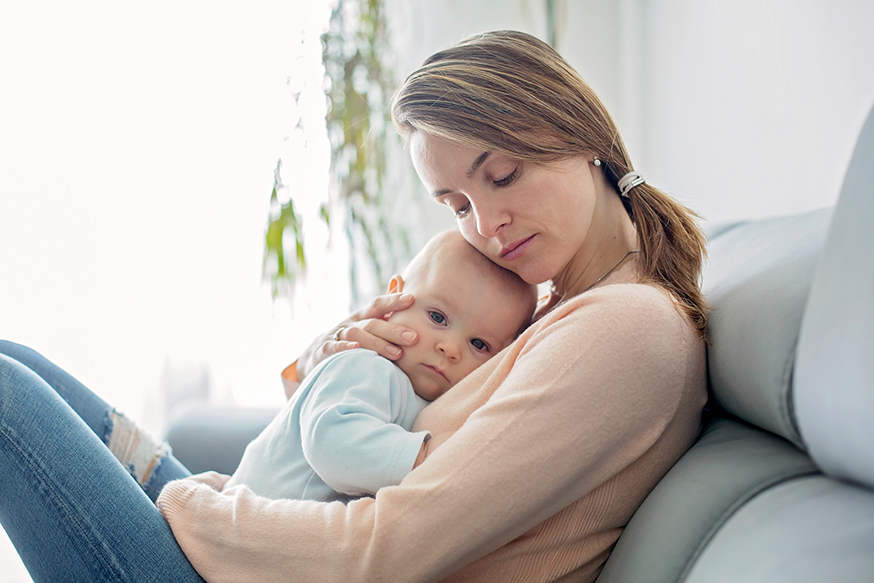 Mère câlinant son bébé avec inquiétude