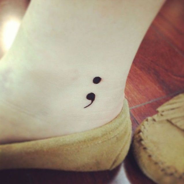 Tatouage point-virgule sur cheville