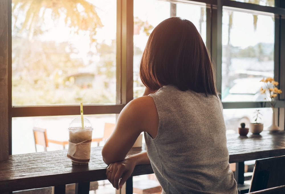 Femme profitant d'un moment seule
