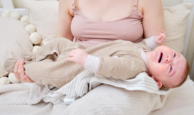 Femme allaitant son bébé