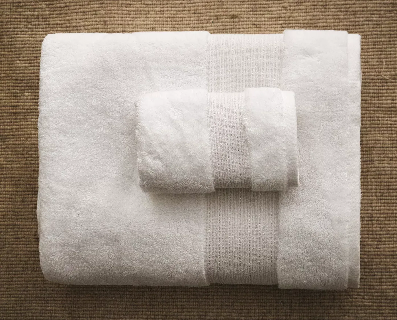 Gros plan sur la bordure tissée d'une serviette de bain