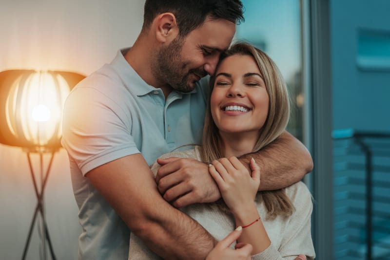 Couple âgé souriant