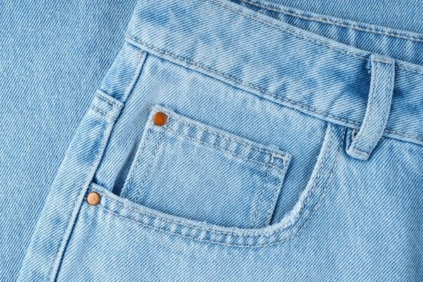 Petite poche avant sur un jean bleu