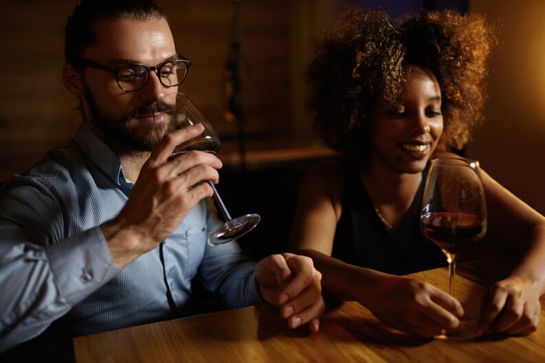 Couple discutant autour d'un verre