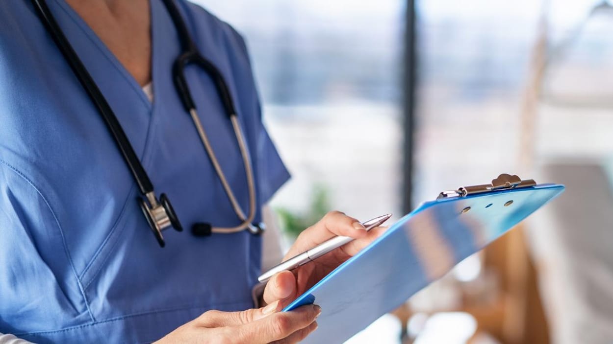 Infirmière examinant un dossier médical