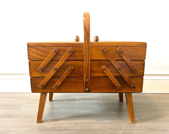 Boîte à couture ancienne en bois