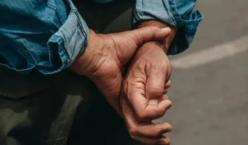 Mains d'homme marquées par le temps