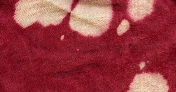 Tache de Javel sur un tissu coloré