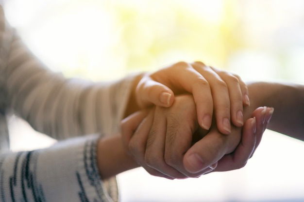 Deux personnes se tenant les mains
