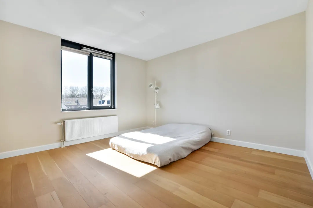 Matelas au sol dans un petit appartement