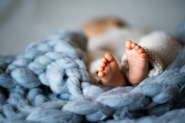 Femme endormie rêvant d'un bébé